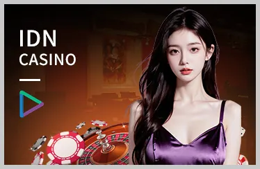 Sân quần vợt với vợt và bóng đang bay